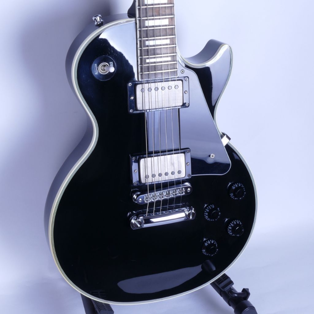 Gibson Les Paul Custom Classic (2011) Black Angle